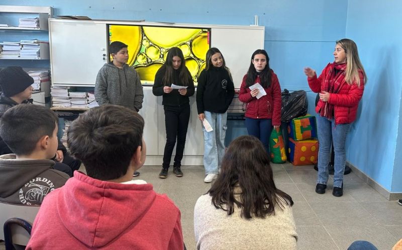Foto de capa da notícia: EMEF Padre Eugênio Tyck valoriza talentos estudantis com 1º Sarau e 1ª Feira Literária