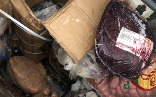 Foto de capa da notícia: Vigilância Sanitária e Brigada Militar apreendem quase 600 kg de alimentos irregulares