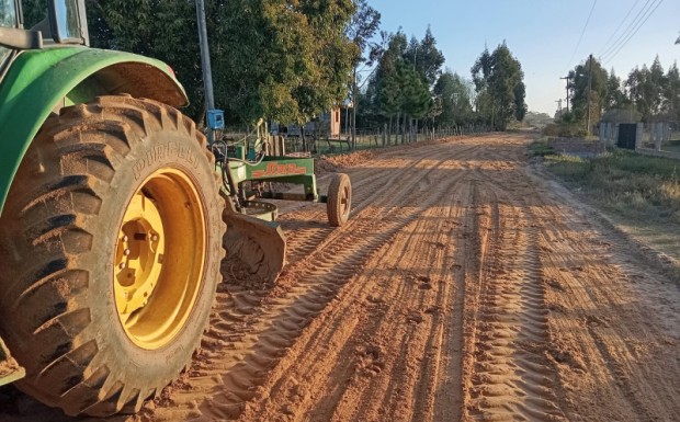 Foto de capa da notícia: Serviço de nivelamento de solo é realizado na estrada velha
