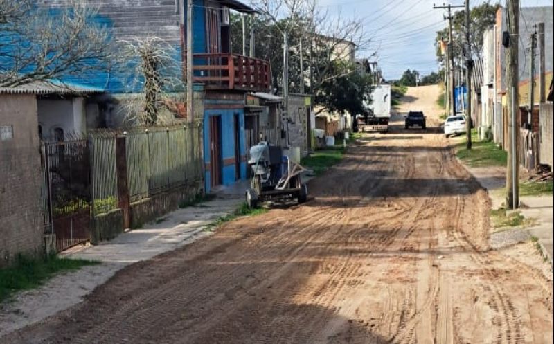 Foto de capa da notícia: Travessas do Veneza recebem serviço de nivelamento
