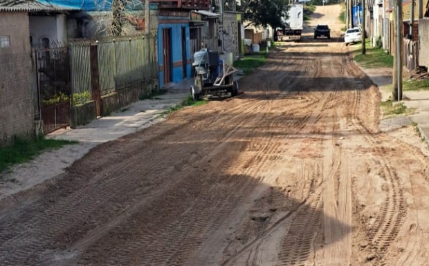 Foto de capa da notícia: Travessas do Veneza recebem serviço de nivelamento