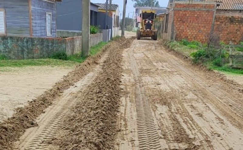 Foto de capa da notícia: SMOU realiza serviço de nivelamento de solo na Vila dos Pescadores