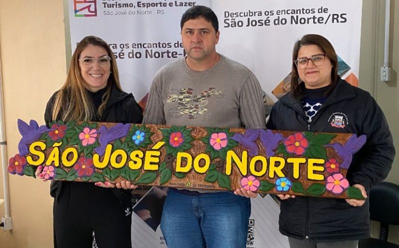 Foto de capa da notícia: Artesão nortense presenteia o município com placa artesanal de cunho turístico