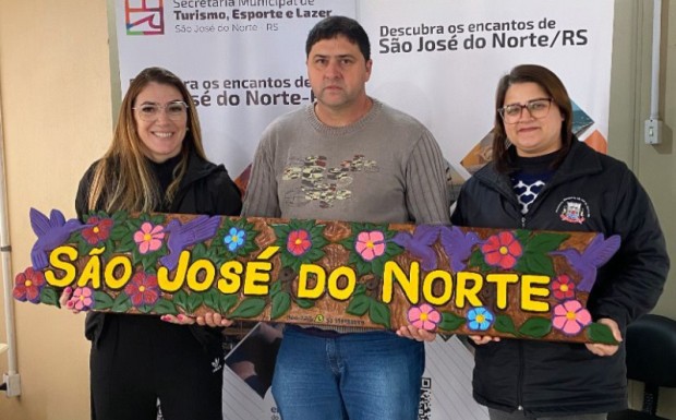 Foto de capa da notícia: Artesão nortense presenteia o município com placa artesanal de cunho turístico