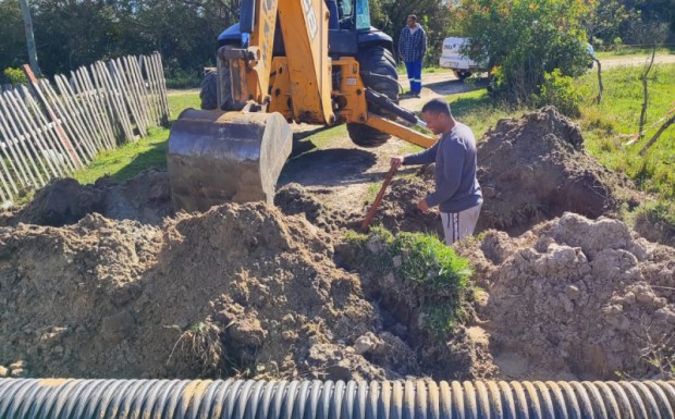 Foto de capa da notícia: Construção de bueiro na localidade da Barra