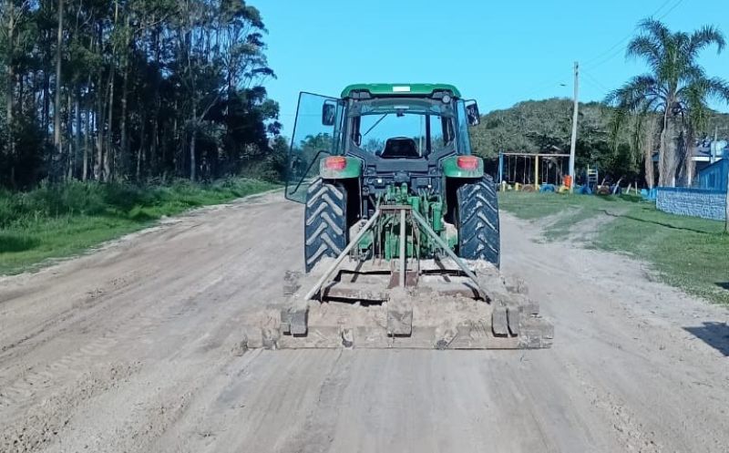 Foto de capa da notícia: Serviço de nivelamento de solo é realizado na estrada Velha do Divisa