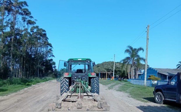 Foto de capa da notícia: Serviço de nivelamento de solo é realizado na estrada Velha do Divisa