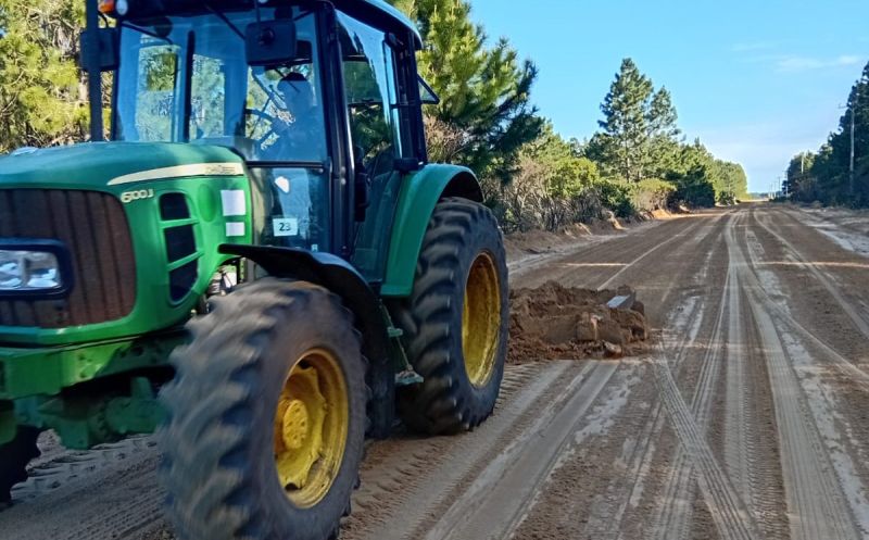 Foto de capa da notícia: Serviço de nivelamento de solo é realizado na estrada do Oriente