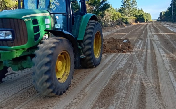 Foto de capa da notícia: Serviço de nivelamento de solo é realizado na estrada do Oriente