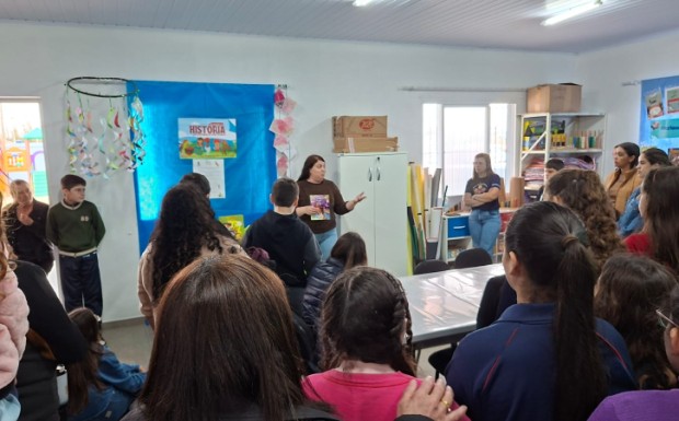 Foto de capa da notícia: Feira Literária da EMEF Delfina da Cunha encanta comunidade escolar com criatividade e leitura