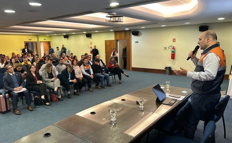 Foto de capa da notícia: Executivo participa da entrega de mapeamentos de áreas de risco em Porto Alegre