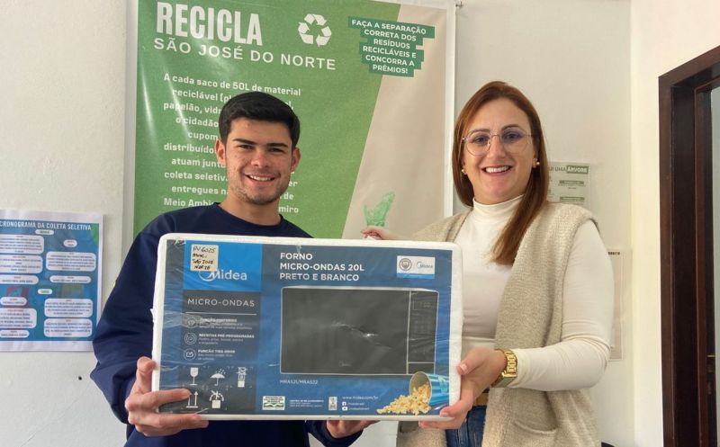 Foto de capa da notícia: Projeto Recicla São José do Norte entrega prêmio do 3º sorteio