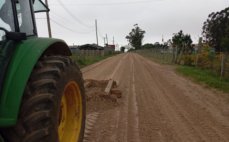 Foto de capa da notícia: Nivelamento de solo é realizada na localidade do Barranco
