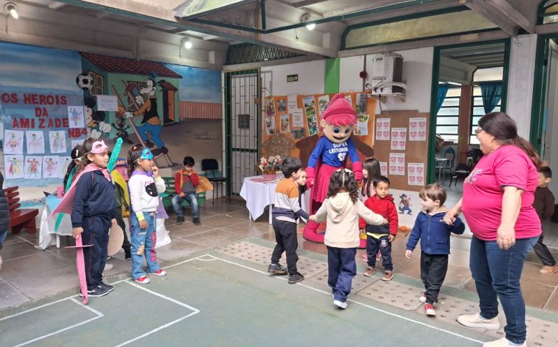 Foto de capa da notícia: Produções infantis marcam a 1ª Feira Literária da EMEI Pequeno Aprendiz