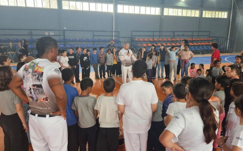 Foto de capa da notícia: Aulão Solidário de Capoeira reúne mais de 60 crianças em tarde de cultura e movimento