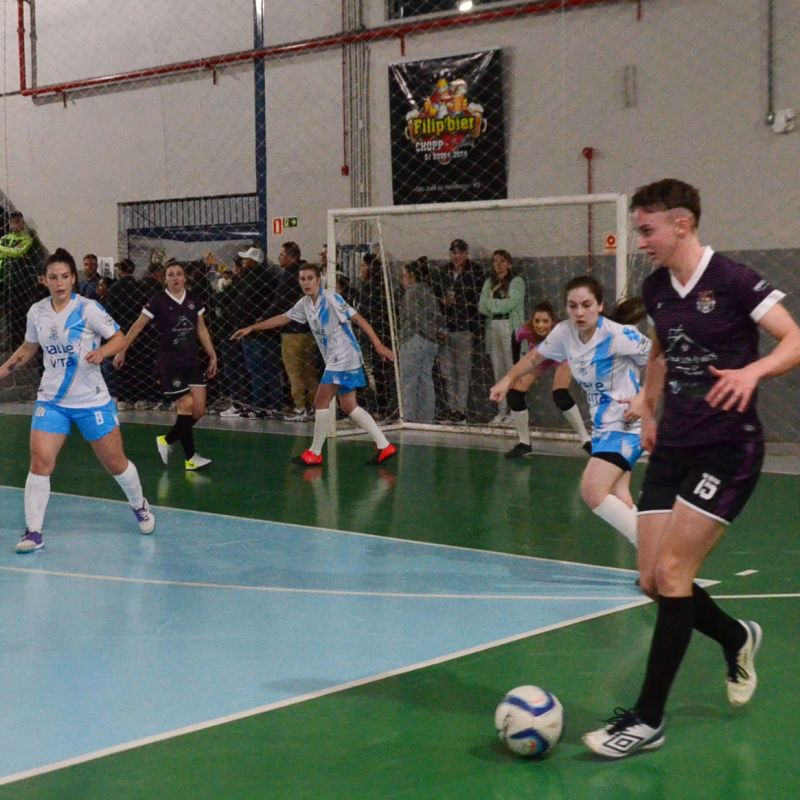 Foto de capa da notícia: Noite de gols, embates e definições dos grandes no Municipal de Futsal Feminino, Veterano e 2ª Divisão
