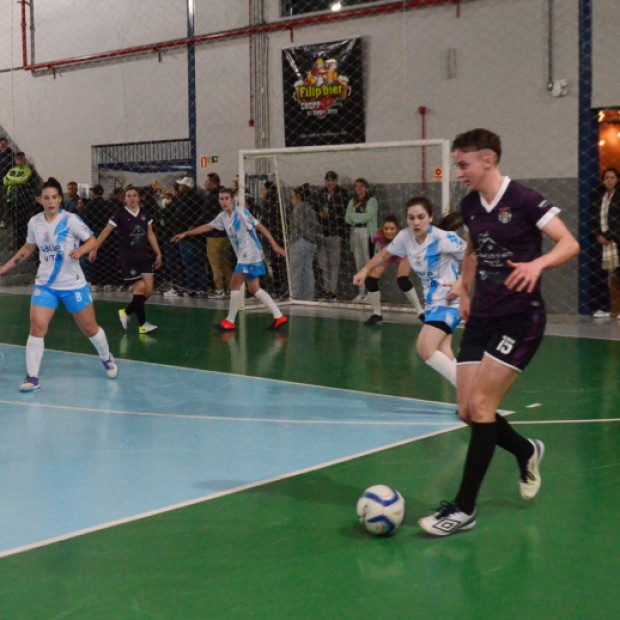 Foto de capa da notícia: Noite de gols, embates e definições dos grandes no Municipal de Futsal Feminino, Veterano e 2ª Divisão