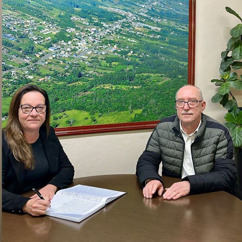 Foto de capa da notícia: Prefeita Ester entra em férias e vice-prefeito Maurício assume o Executivo Municipal