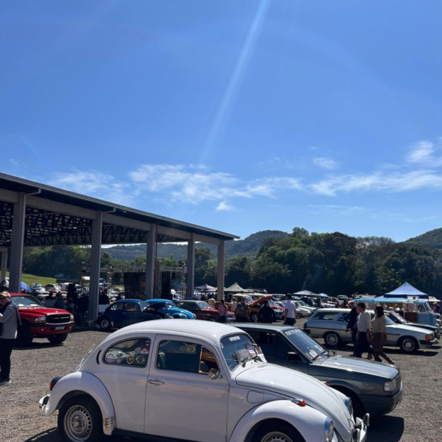Foto de capa da notícia: 4º Encontro de Carros Antigos reúne mais de 300 veículos em São José do Hortêncio