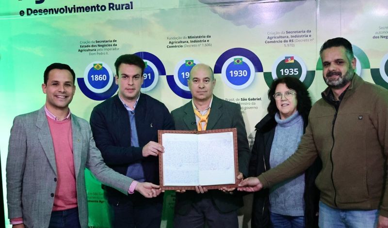 Foto de capa da notícia: Prefeitura recria Secretaria de Agricultura com posse de José João Barcellos e homenagem a Alcir Lannes