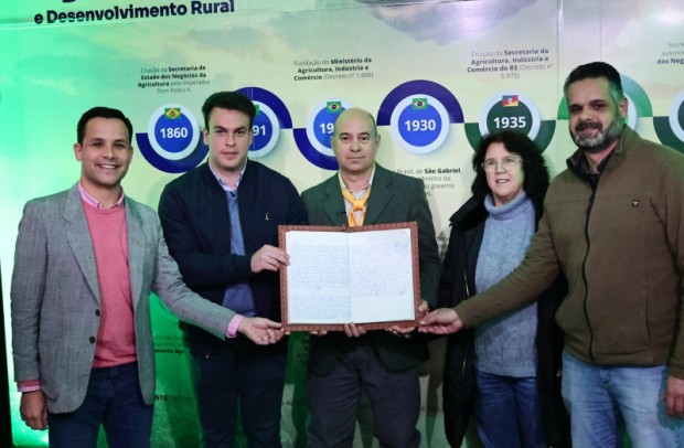 Foto de capa da notícia: Prefeitura recria Secretaria de Agricultura com posse de José João Barcellos e homenagem a Alcir Lannes