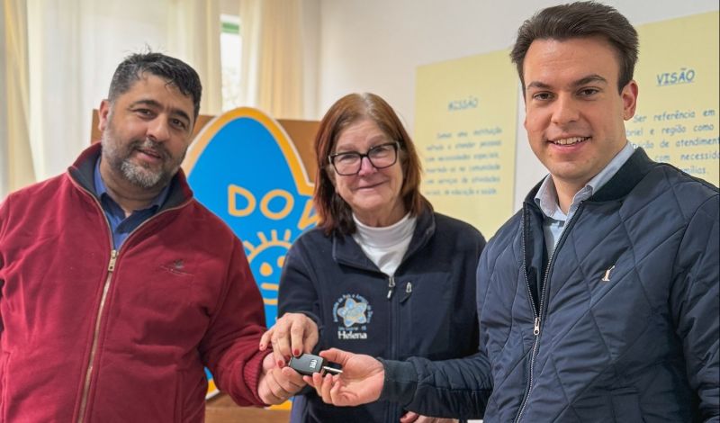 Foto de capa da notícia: Prefeito Lucas Menezes entrega veículo à Pró-Down simbolizando avanço na inclusão