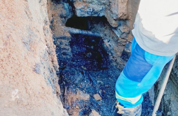 Foto de capa da notícia: Limpeza de bocas de lobo no Bairro Honório revela grave problema de descarte irregular de resíduos