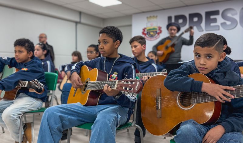Foto de capa da notícia: Audição do Dia dos Pais: pela primeira vez, alunos de gaita piano se apresentam