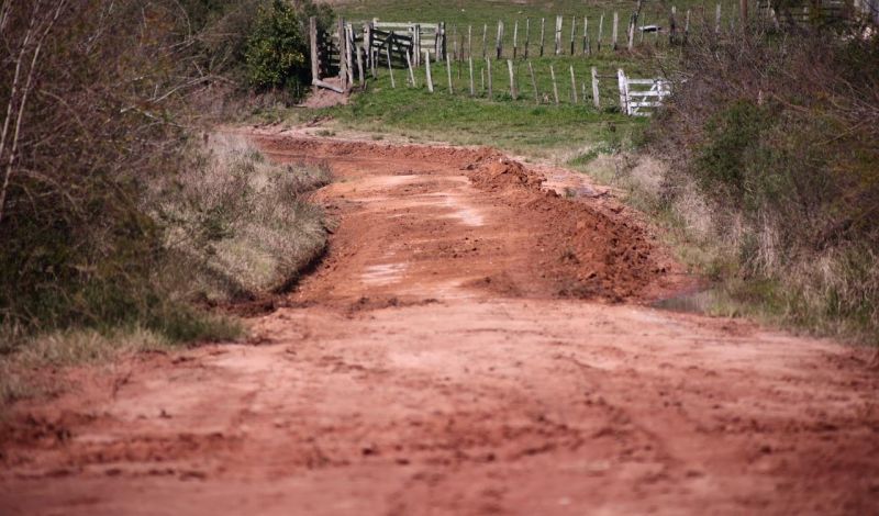 Foto de capa da notícia: Prefeitura realiza manutenção de estradas nas localidades de Vila Gomes, Pavão, Águas Claras e Clareira