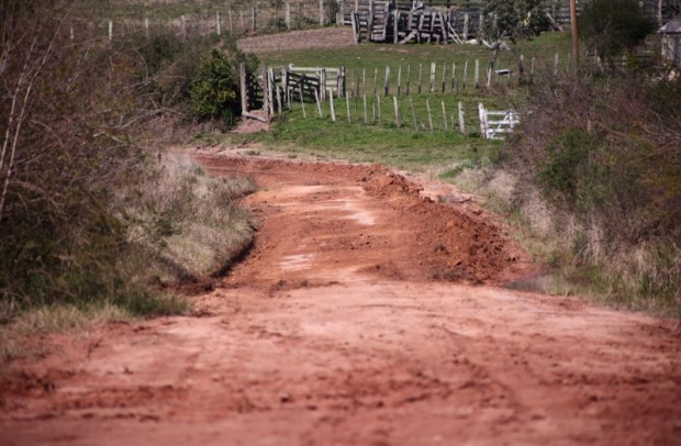 Foto de capa da notícia: Prefeitura realiza manutenção de estradas nas localidades de Vila Gomes, Pavão, Águas Claras e Clareira