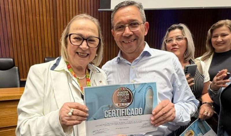 Foto de capa da notícia: Secretaria Estadual da Saúde e Ministério Público do Rio Grande do Sul concedem Selo “Município Amigo da Vacina” para São Gabriel