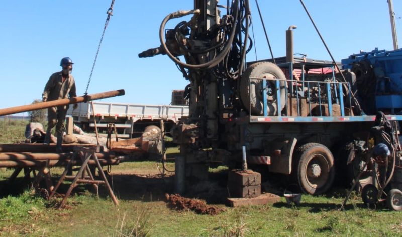 Foto de capa da notícia: Solução para problema histórico: Prefeitura investe R$ 415 mil em poços artesianos para resolver falta de água em comunidades rurais