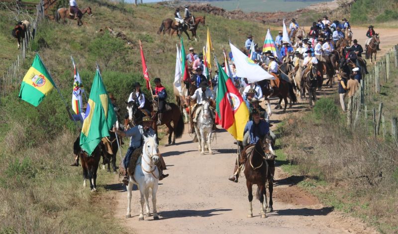Foto de capa da notícia: Festejos Farroupilha: Chama Crioula é acesa no Azevedo Sodré e começa a 37ª Cavalgada Municipal