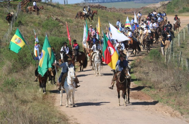 Foto de capa da notícia: Festejos Farroupilha: Chama Crioula é acesa no Azevedo Sodré e começa a 37ª Cavalgada Municipal