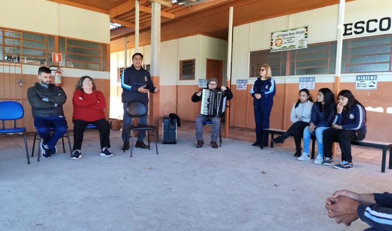 Foto de capa da notícia: Incentivo à cultura: Projeto “Acordeon em Foco” leva música às escolas do campo
