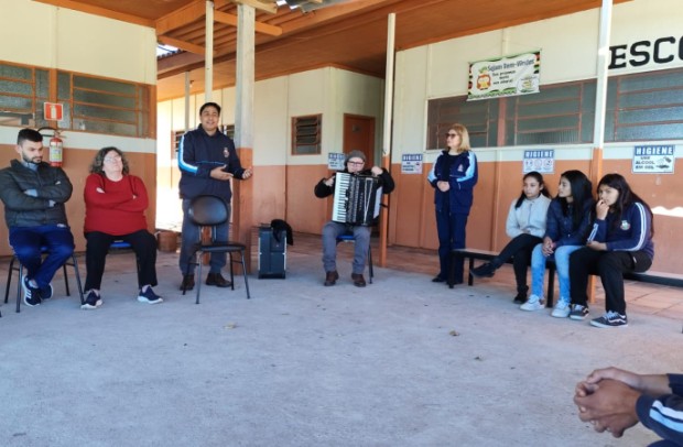 Foto de capa da notícia: Incentivo à cultura: Projeto “Acordeon em Foco” leva música às escolas do campo