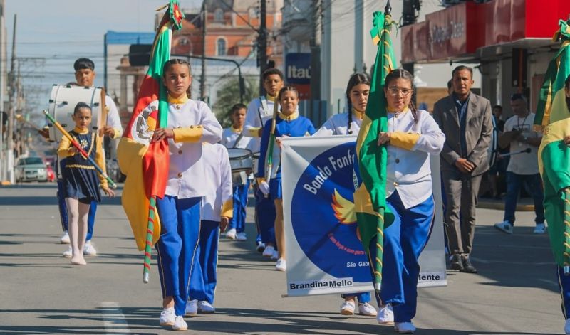 Foto de capa da notícia: Brandina Mello brilha no encerramento da 1ª Copa Estadual de Bandas e Fanfarras
