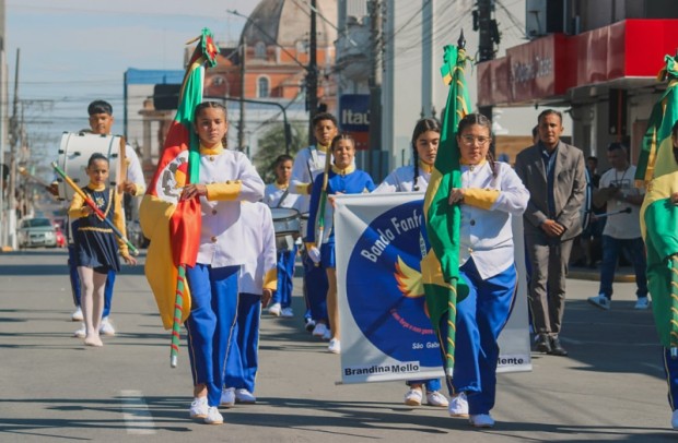 Foto de capa da notícia: Brandina Mello brilha no encerramento da 1ª Copa Estadual de Bandas e Fanfarras