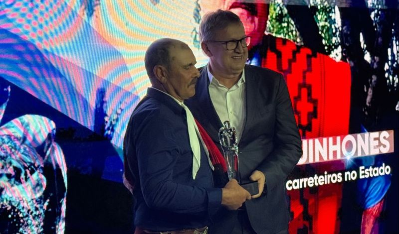 Foto de capa da notícia: Prefeitura de São Gabriel valoriza premiação de Athos Quinhones, carreteiro homenageado com o Troféu Guri na Expointer