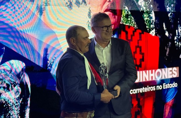 Foto de capa da notícia: Prefeitura de São Gabriel valoriza premiação de Athos Quinhones, carreteiro homenageado com o Troféu Guri na Expointer