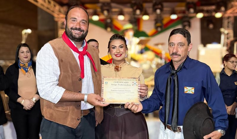 Foto de capa da notícia: Prefeitura recebe homenagem da Coordenadoria Tradicionalista Municipal pelo apoio aos Festejos Farroupilha
