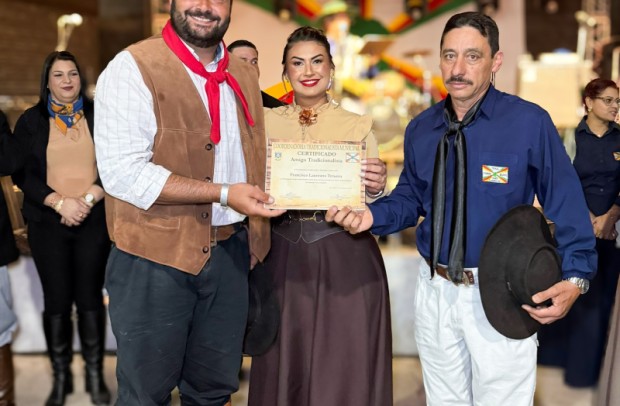 Foto de capa da notícia: Prefeitura recebe homenagem da Coordenadoria Tradicionalista Municipal pelo apoio aos Festejos Farroupilha