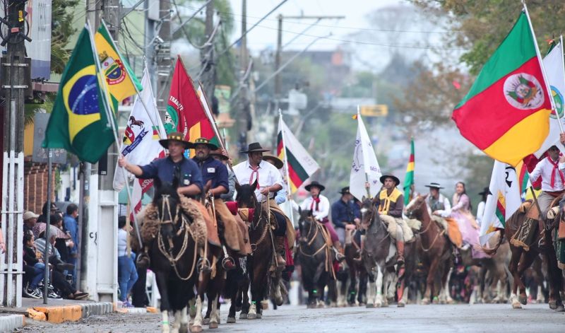Foto de capa da notícia: Festa da Tradição: Desfile Farroupilha reúne entidades em São Gabriel