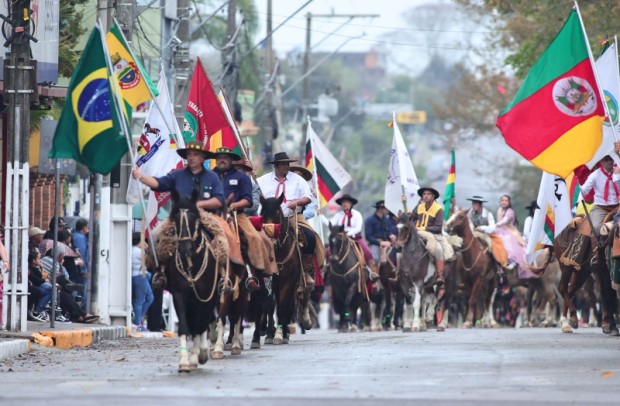 Foto de capa da notícia: Festa da Tradição: Desfile Farroupilha reúne entidades em São Gabriel