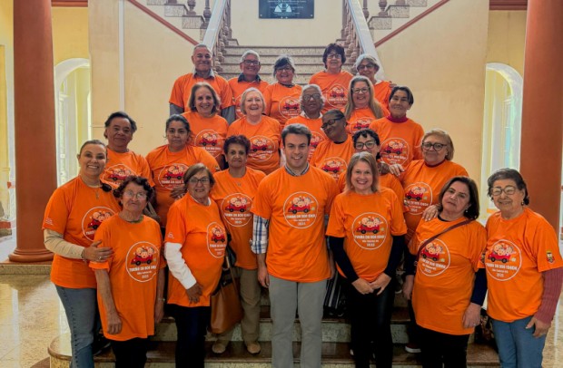 Foto de capa da notícia: Prefeitura leva 84 idosos para passeio especial em Gramado