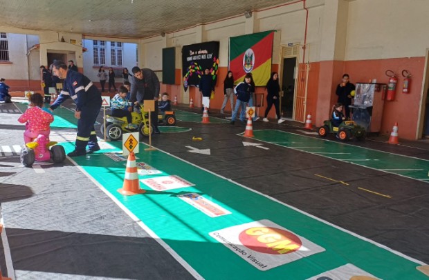 Foto de capa da notícia: Educação e Cidadania: Agentes de Trânsito levam lições de segurança às escolas