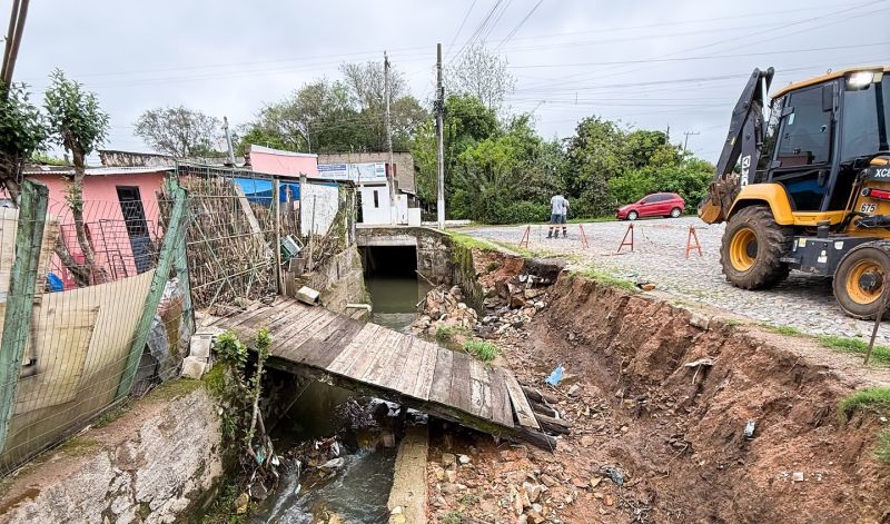 Foto da Notícia Secretaria de Obras inicia construção de muro de contenção na sanga que divide os bairros Independência e São Clemente
