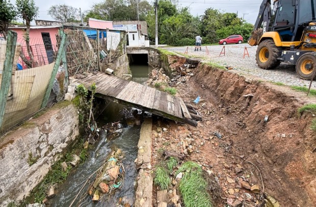 Foto de capa da notícia: Secretaria de Obras inicia construção de muro de contenção na sanga que divide os bairros Independência e São Clemente
