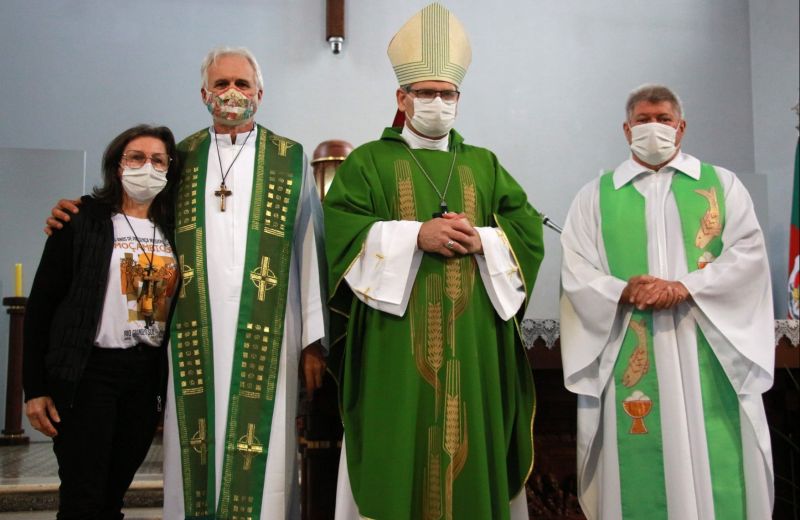 Foto de capa da notícia: Santuário de Caravaggio acolheu celebração do envio, de padre e leiga para Missão em Moçambique