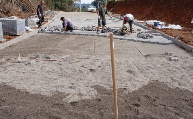 Foto de capa da notícia: Prefeitura Municipal, através da Secretaria de Obras e Serviços Urbanos em várias frentes de trabalho nos últimos dias. Confira algumas delas: